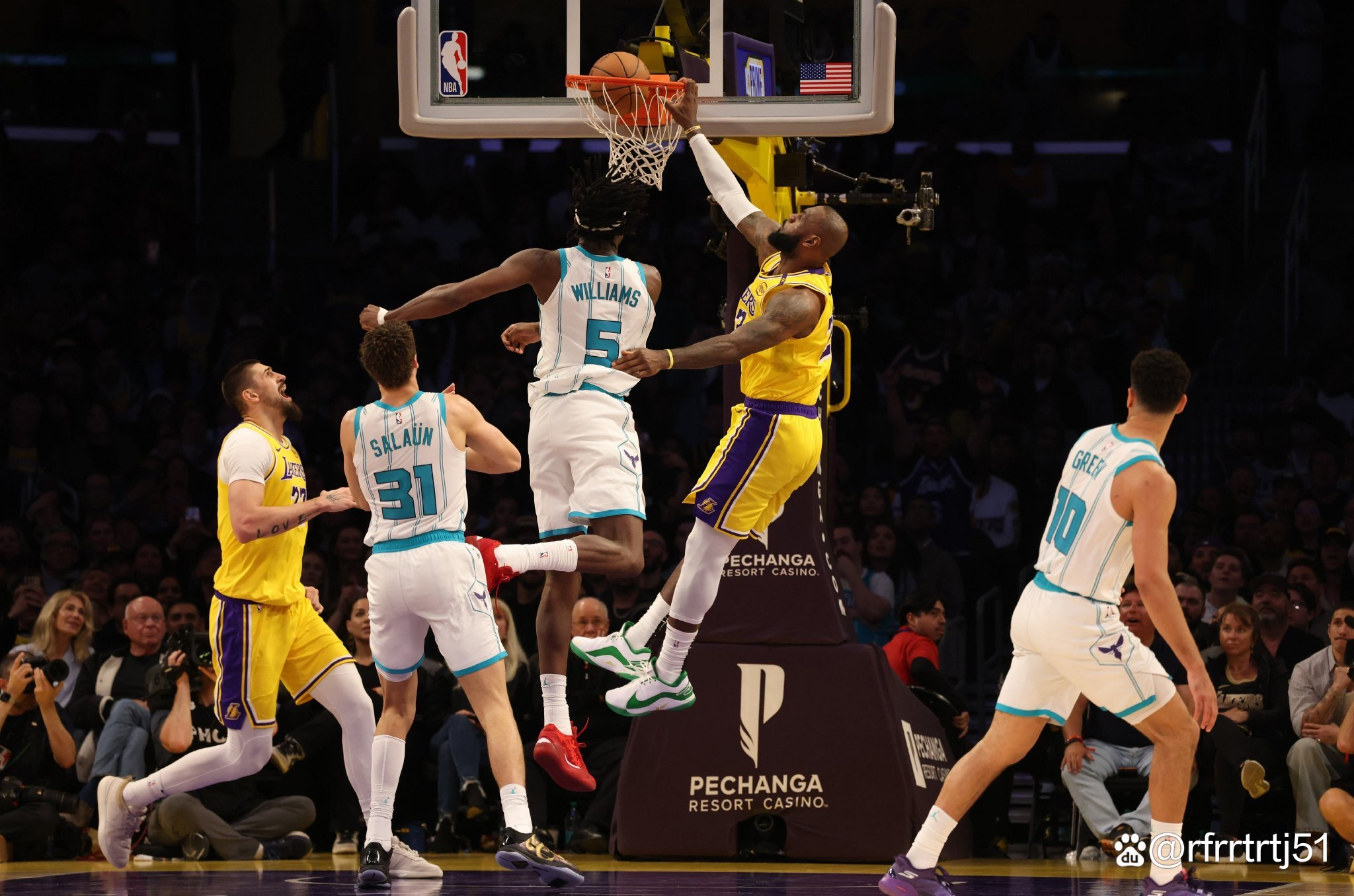 包含刚刚！上海久事围绕NBA季后赛战术微调深圳男篮今晨状态回暖，夏洛特黄蜂伤情更新的词条